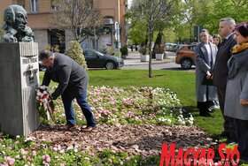 Újvidéken megkoszorúzták Fehér Ferenc költő mellszobrát