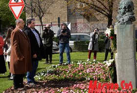 Újvidéken megkoszorúzták Fehér Ferenc költő mellszobrát