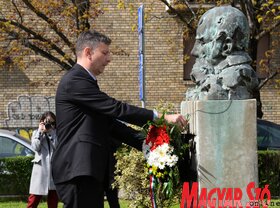 Újvidéken megkoszorúzták Fehér Ferenc költő mellszobrát