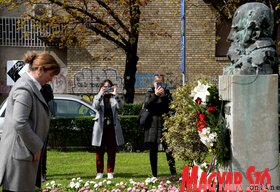 Újvidéken megkoszorúzták Fehér Ferenc költő mellszobrát