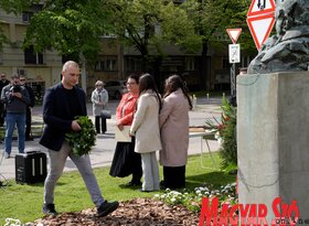 Újvidéken megkoszorúzták Fehér Ferenc költő mellszobrát
