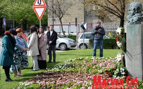 Újvidéken megkoszorúzták Fehér Ferenc költő mellszobrát