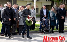 Újvidéken megkoszorúzták Fehér Ferenc költő mellszobrát