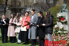 Újvidéken megkoszorúzták Fehér Ferenc költő mellszobrát