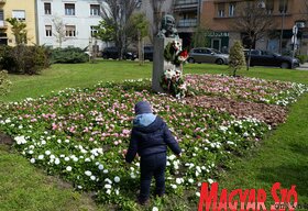 Újvidéken megkoszorúzták Fehér Ferenc költő mellszobrát