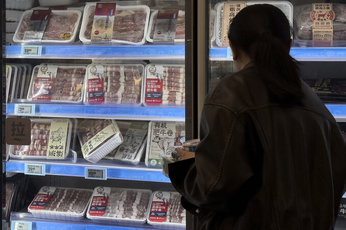 A kínai gazdaságot derékba törni hivatott vámok maradnak. A felvételen amerikai és ausztrál steakválasztékot szemlél egy vásárló a pekingi Hema szupermarketben (Fotó: AP via Beta)