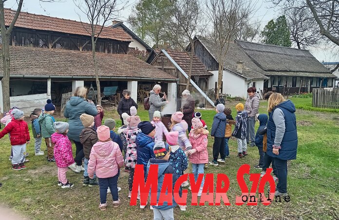 A gyerekek nagy kíváncsisággal nézték a tojásfőzést (Turi Orsolya felvétele) A gyerekek nagy kíváncsisággal nézték a tojásfőzést (Turi Orsolya felvétele)
