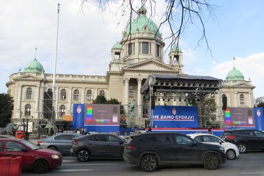 Megbénult a forgalom a köztársasági képviselőház előtt (Fotó: Miklós Hajnalka)