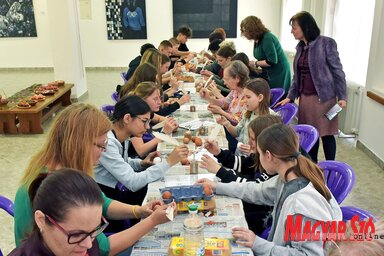 Nagy lelkesedéssel festették a tojásokat (Fotó: Gergely Árpád)