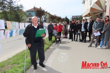 Villámcsődület az adai könyvtár előtt (Fotó: Csincsik Zsolt felvétele)