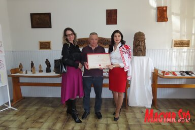 Szalma Sándor a gazdasági minisztérium tisztségviselőitől vette át a minőségtanúsítványt (Csincsik Zsolt felvétele)