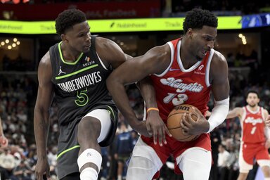 Jaren Jackson Jr. (jobbról) és Anthony Edwards párharcából utóbbi jött ki győztesen (Fotó: Beta/AP)