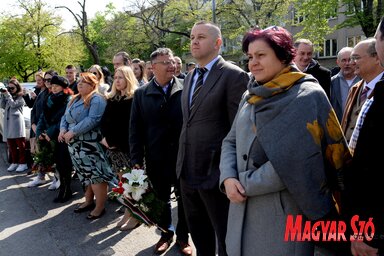 Az egybegyűltek a Fehér Ferenc-mellszobornál tisztelegtek nemzeti költészetünk előtt (Fotó: Dávid Csilla felvétele)