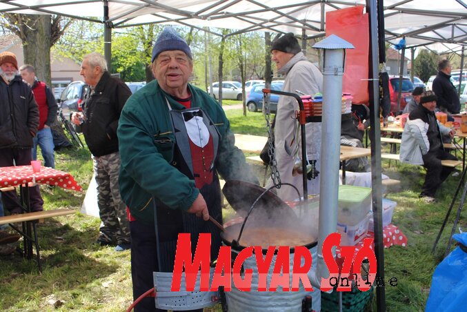 A szenttamási Horgász József szeret főzni, és mint mondta, enni is (Fotó: Paraczky László) A szenttamási Horgász József szeret főzni, és mint mondta, enni is (Fotó: Paraczky László)