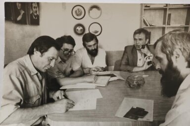 Domonkos István szerződést ír alá a Forum Könyvkiadóban 1986-ban. Mellette e szöveg írója, Maurits Ferenc, Fehér Kálmán és Böndör Pál (Fotó: Ifjú Gábor)