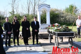 Domonkos István hamvainak elhelyezése Bácsfeketehegyen