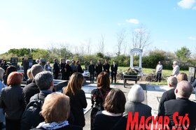 Domonkos István hamvainak elhelyezése Bácsfeketehegyen
