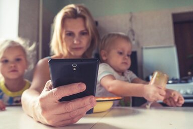 A szülők példamutatása kulcsfontosságú az okoseszközök és a közösségi média hаsználаtа terén (Fotó: Vitolda Klein / Unsplash)