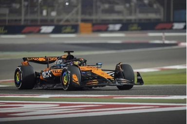 Oscar Piastri lendületben Bahreinben – a McLaren versenyzője megszerezte a pole-t a sivatagi estén (fotó: Beta)