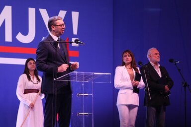 Aleksandar Vučić beszédet mond a szombati nagygyűlésen (Fotó: Beta)