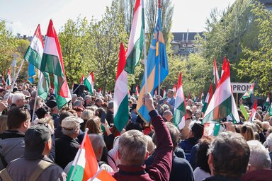 A budapesti demonstráció résztvevői az Európai Bizottság képviselete előtt (Fotó: MTI)