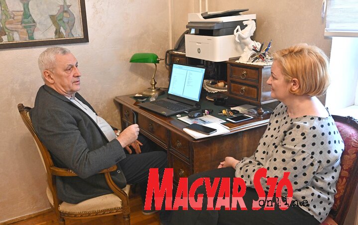 Dr. Bálint Béla interjút ad Miklós Hajnalka kolléganőnknek (Ótos András felvétele)