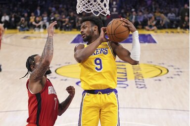 Bronny James épp egy lepattanót szed össze (Fotó: Beta/AP)