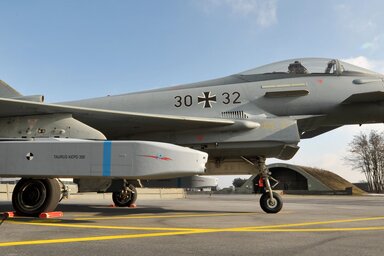 Egyesek változatlanul úgy vélik, minél több fegyvert szállítanak Ukrajnába, annál hamarabb tör ki a béke. A felvételen a légi indítású Taurus a Luftwaffe Eurofigterének szárnya alá csatolva