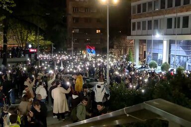 Az egyetemisták a szerb köztévé bejáratai előtt éjszakáztak
