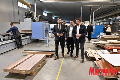 Direktor i vlasnik Igor Đantar sproveo je u obilazak goste kroz fabriku nameštaja „EM Commerce” (fotografija Andraša Otoša)