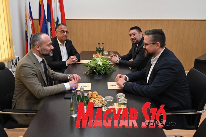 Na kraju posete, u kabinetu gradonačelnika razgovarano je o daljim investicijama u razvoj (fotografija Andraša Otoša) Na kraju posete, u kabinetu gradonačelnika razgovarano je o daljim investicijama u razvoj (fotografija Andraša Otoša)