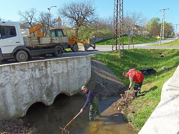 A Bácskossuthfalvát átszelő patak medrét is kitisztították (Kazinczy Paszterkó Diana) A Bácskossuthfalvát átszelő patak medrét is kitisztították (Kazinczy Paszterkó Diana)