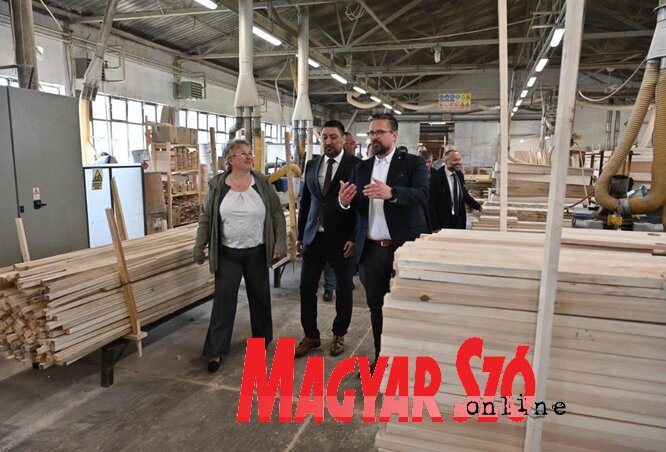 Az Usluga faipari vállalatban Kókai Mernyák Melinda igazgató mutatta be a gyártás folyamatát (Fotó: Ótos András felvétele) Az Usluga faipari vállalatban Kókai Mernyák Melinda igazgató mutatta be a gyártás folyamatát (Fotó: Ótos András felvétele)