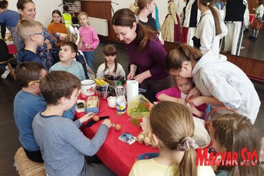 Brezovszki Tamara a gyerekek gyűrűjében / Lukács Melinda felvétele