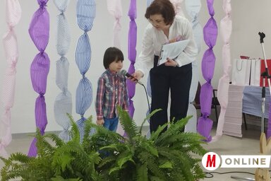 A kisebb szavalóknak Góli Csilla segített boldogulni a mikrofonnal / Lukács Melinda felvétele