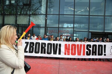 Tegnap este újra lezárták a Vajdasági RTV épületét is