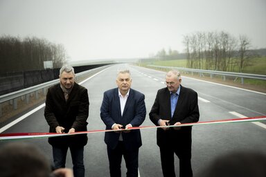 Lázár János közlekedési miniszter, Orbán Viktor miniszterelnök és Lezsák Sándor, az Országgyűlés alelnöke átvágja a szalagot (Fotó: MTI)