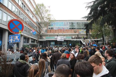 Hétfő este óta zárlat alatt az SZRTV Takovska utcai épülete (Fotó: Beta)