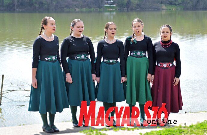A Művelődési Ház környéke is népdaloktól volt hangos: próba a Tisza-parton (Gergely Árpád felvétele) A Művelődési Ház környéke is népdaloktól volt hangos: próba a Tisza-parton (Gergely Árpád felvétele)