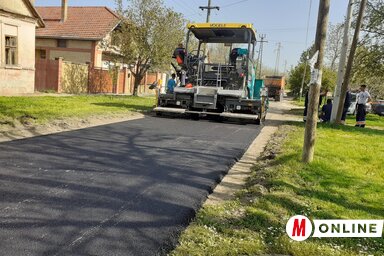 Ezen az útszakaszon traktorok és mezőgépek haladnak át nap mint nap, nem is csoda, hogy az aszfaltburkolat az évek során megrongálódott (Fotó: Dancsó Áron felvétele)