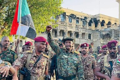 Abdel Fattah al-Burhan (középütt) harcosai gyűrűjében a kartúmi elnöki palota március 26-ai felszabadítása után (Fotó: AP via Beta)