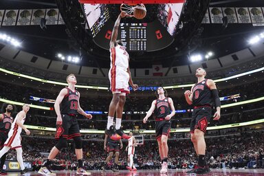 A Miami Heat támadója, Andrew Wiggins zsákol a Bulls ellen (Fotó: Beta/AP)