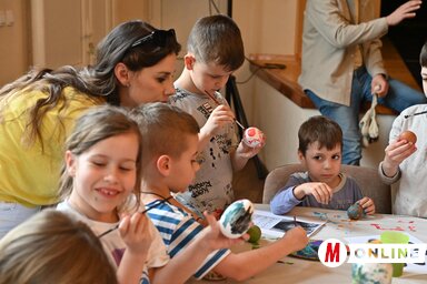 Nagyjából negyven gyermek és fiatal szórakozott önfeledten, húsvéti hangulatban (Fotó: Ótos András felvétele)