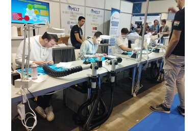 Az adai tanuló a forrasztási versenyen Budapesten (Fotó: Adai Műszaki Iskola) Az adai tanuló a forrasztási versenyen Budapesten (Fotó: Adai Műszaki Iskola)