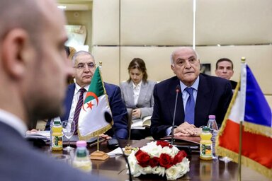 A nyolc hónapos feszültség rendezésére a francia és algériai küldöttség április 6-án ült asztalhoz, de a biztató nyilatkozatok dacára a napokban újra elmérgesedett az államközi viszony