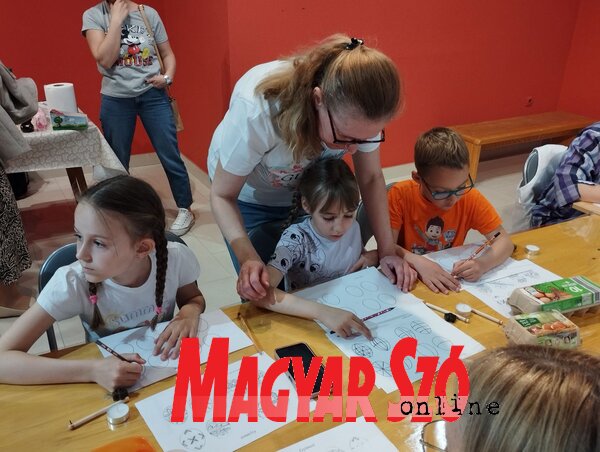 A gyerekeknek jól jött egy kis segítség (Lukács Melinda felvétele) A gyerekeknek jól jött egy kis segítség (Lukács Melinda felvétele)