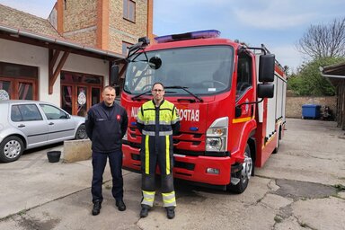 Dr. Kurin Ákos és Horváth Zoltán az új járművel (Tóth Péter felvétele)