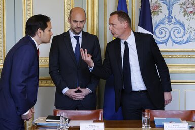 Marco Rubio amerikai és Jean-Noël Barrot francia külügyminiszter (középütt) Emmanuel Bonne-nel, a francia elnök diplomáciai tanácsadójával az Élysée-palotában tartott találkozón (Fotó: AP)