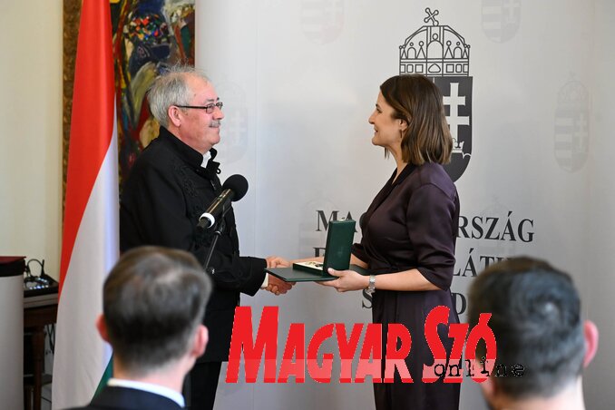 A Magyar Érdemrend Lovagkereszt kitüntetést Némedi Imrének Csallóközi Eszter, Magyarország szabadkai főkonzulja adta át (Molnár Edvárd felvétele) A Magyar Érdemrend Lovagkereszt kitüntetést Némedi Imrének Csallóközi Eszter, Magyarország szabadkai főkonzulja adta át (Molnár Edvárd felvétele)