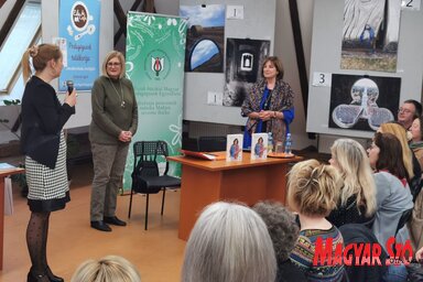 Kíváncsian és nagy szeretettel fogadták a vendéget a topolyai könyvtárban. A könyvbemutató az Észak-bácskai Magyar Pedagógusok Egyesületének EduCafe programja keretében valósul meg